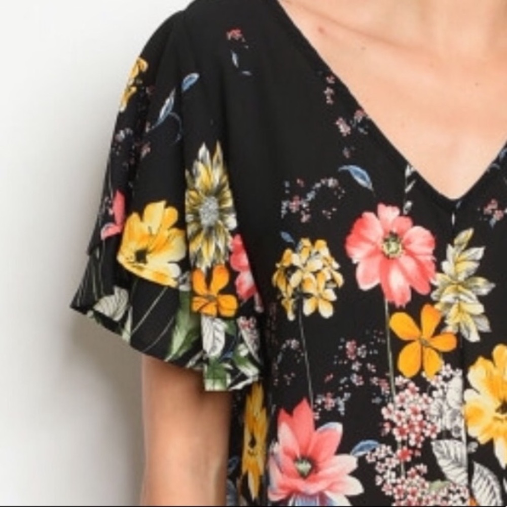 Vine & Love | Black Floral Blouse ๐ - Picture 2 of 6